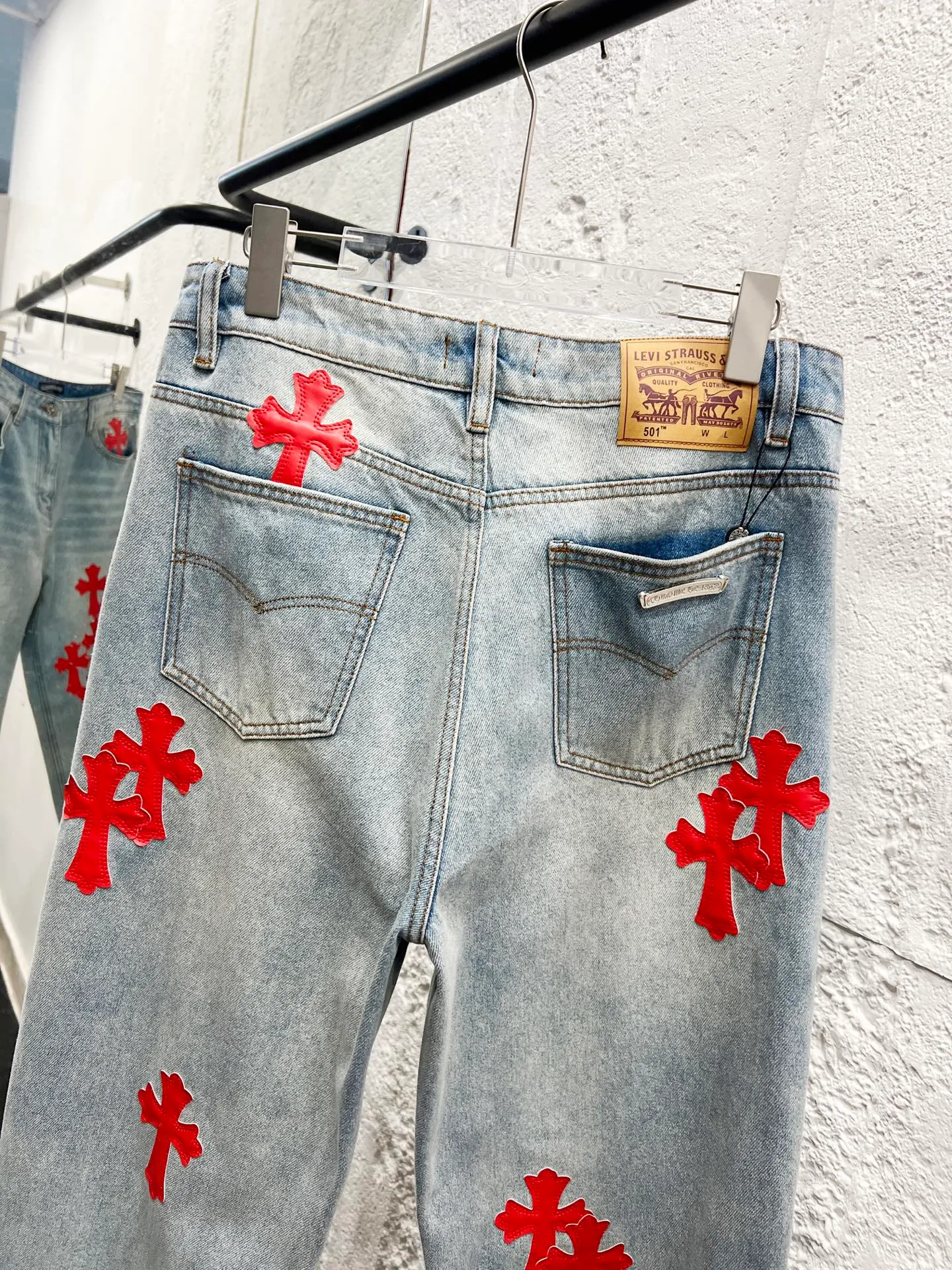 P260 Style number: H853 Chrome hearts & Chrome hearts 25ss red cross patch leather jeans Chrome hearts’ logging pants are here! ! ! CH Croix Heart Double Knee Cross Patch Leather Bo1 Style Logging Pants Straight-leg Work Pants B136 Croix Heart Cross Sanskrit Overalls Price 24W Level, patchwork cross pattern embellishment, high-waisted washed jeans! ! Absolutely high-end luxury products, 1.9W level god-level single products, super popular products, made by top heavy industry, not to be missed. About Zangyin, this is an extremely luxurious fashion brand, which can also be called the nobles of the high street. It has always been an exclusive brand of some hipsters or rich second generation. Compared with ordinary high streets, it is more luxurious and noble. Compared with luxury brands, it has a more fashionable personality and has always been a brand that I have a special liking for. Imported yarn is custom-woven into high-density twill canvas, which ensures a crisp silhouette while also making the fabric feel very delicate. It follows the B01 classic silhouette, with a crisp and stylish upper body. The ready-made garments are stone-ground and fermented and washed, so they can be matched with any style. Buttons and brushed zinc are washed with genuine YKK retro metal products. Double-layered canvas on the front. Perfect details. All hardware is perfect. Size: 30-32-34-36 Color: blue pants and red leather
